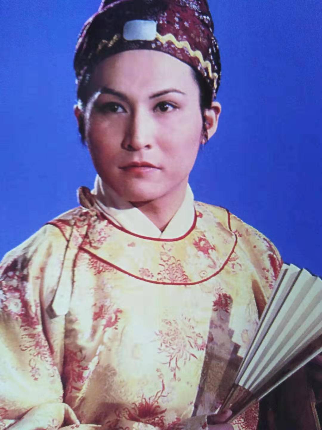 贾蓉在这一回中的表现有些颠覆三观,尤二姐和尤三姐是尤氏继母带来的