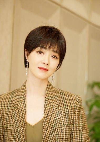 蒋欣又瘦成小v脸了!