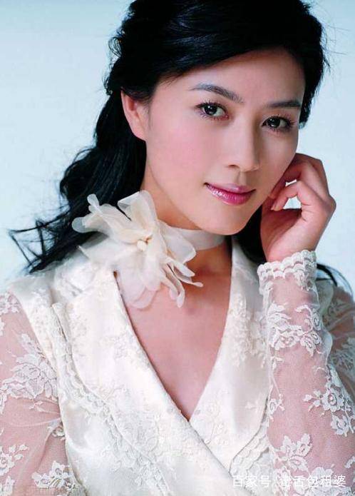 她是陆毅苦追4年的女人,豪门老公狱中病逝,如今与女儿