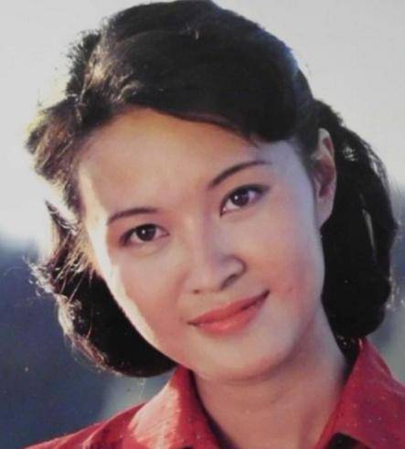 80年代女神方舒:二婚嫁给屠洪刚被分手,如今孤身一人面容憔悴_女儿