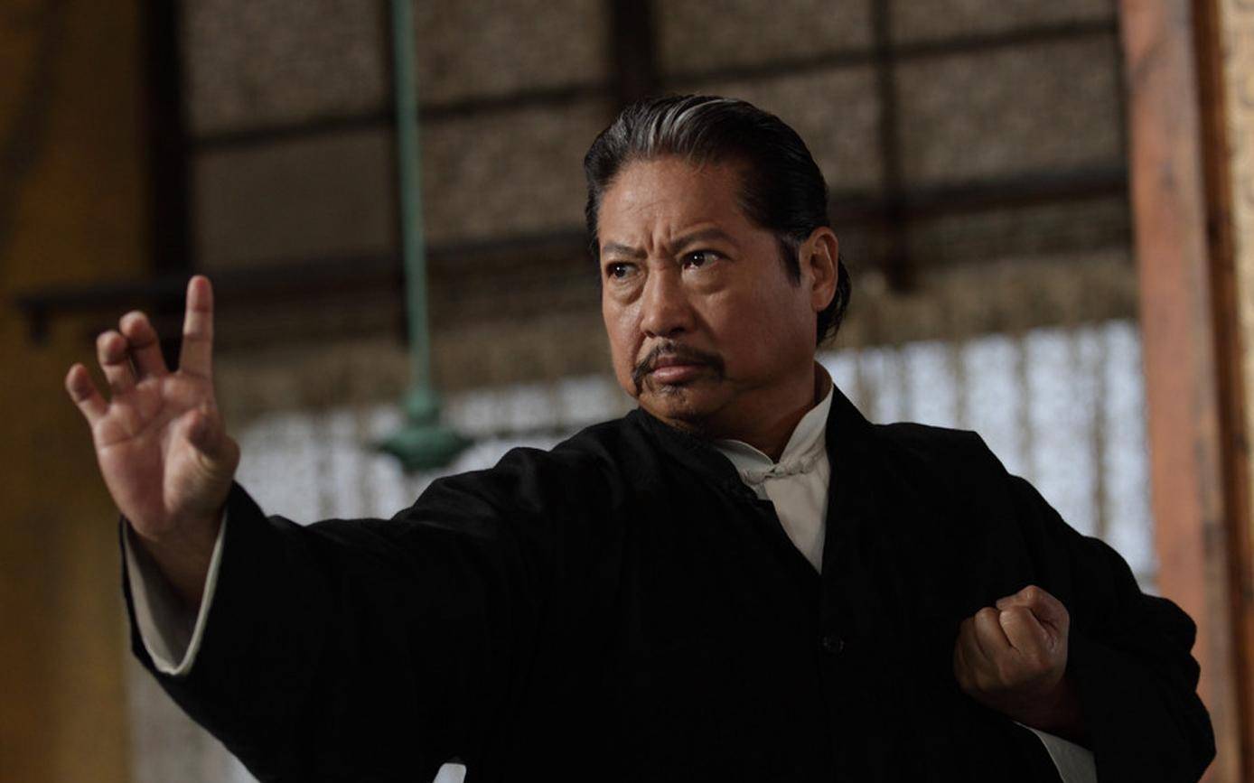 后来,一些影视圈的大佬也暗示过苦力强释行宇,他们可以出更多的钱,更