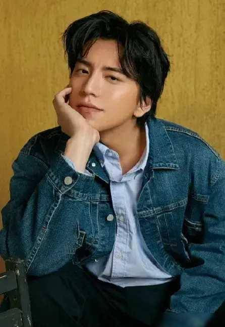 王大陆和女友边吃火锅边亲吻,网友:他吃蒜不?不串味吗_恋情_互动_沐轩