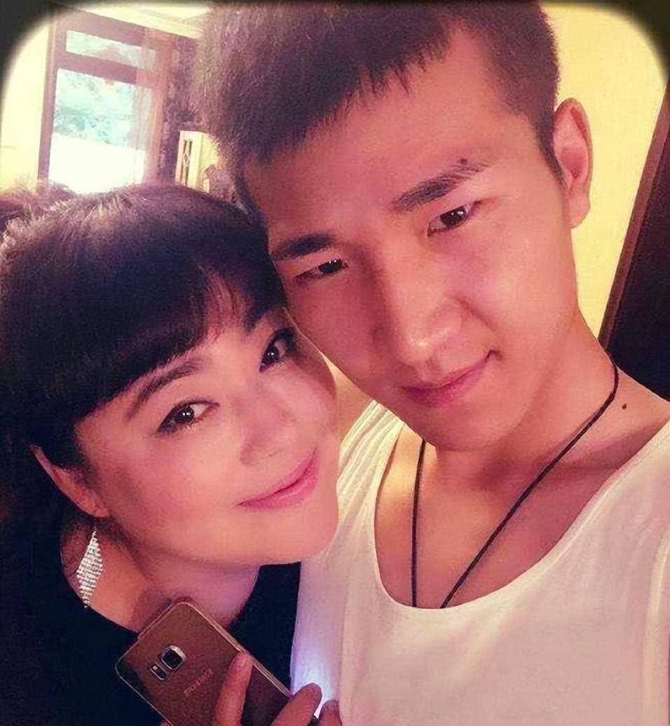 53岁李菁菁:三婚三离,老公都比她小,患乳腺癌后与女儿相依为