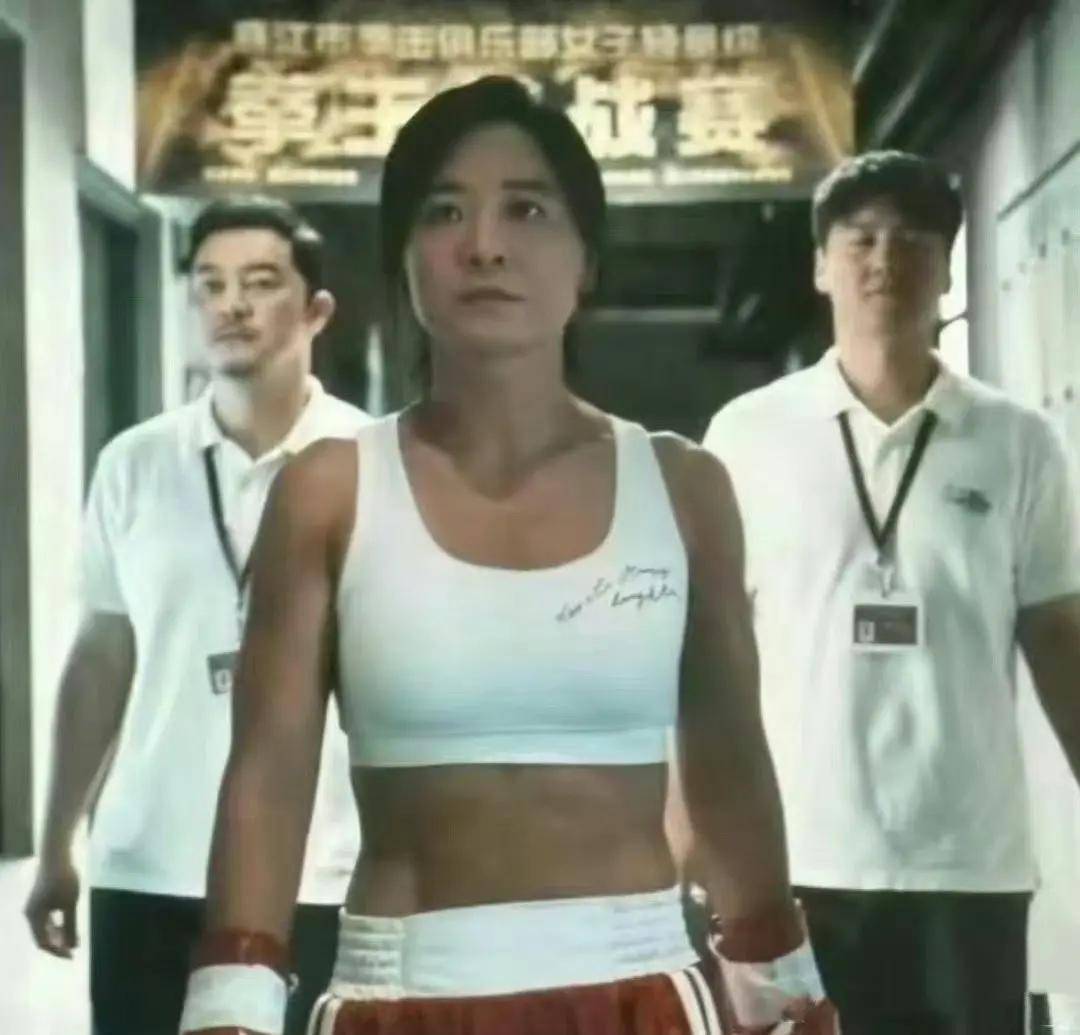 贾玲瘦身画面疯传,练出腹肌太