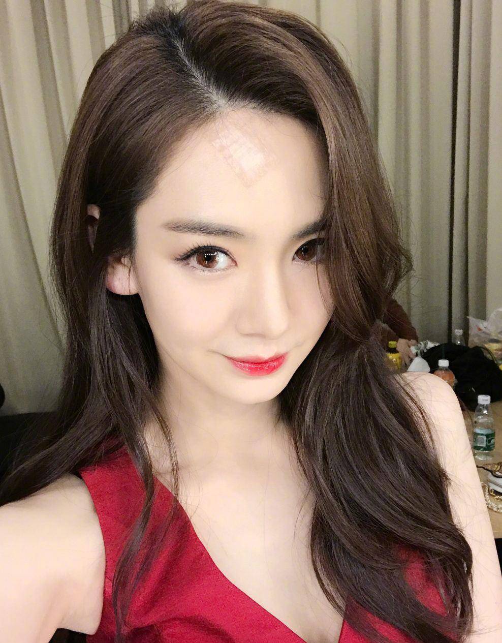 戚薇忘了穿的是睡裙,起床时突然撩开被子,节目组都没反应过来!