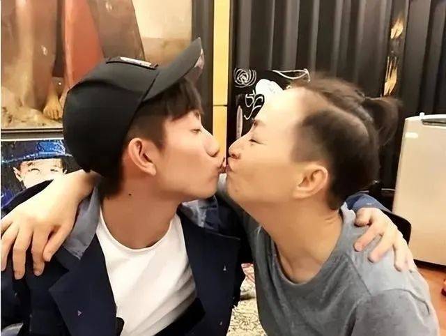 张一山携手杨紫,去宋丹丹豪宅聚会,进门不淡定:咱妈真