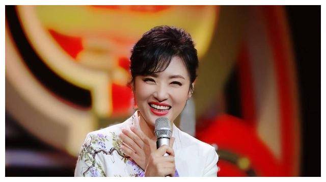 春晚常青树周涛,央视主持与董事长之路,两条不同的