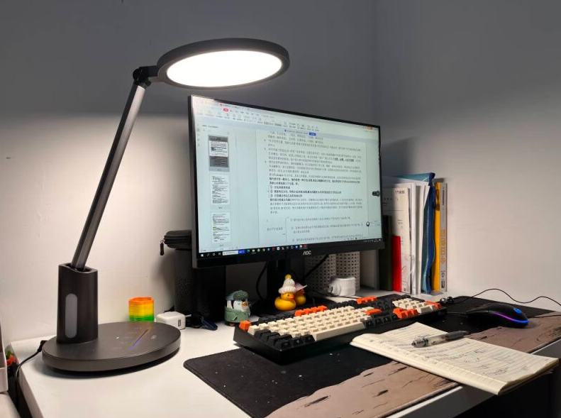 使用好视力h9台灯进行阅读或写作时,不容易受到刺眼的强光困扰,反而有