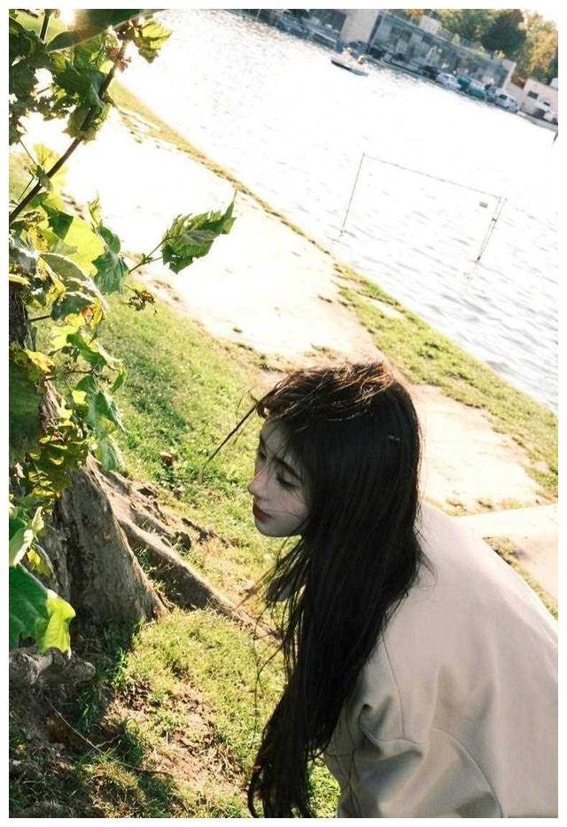 回眸一笑,散发纯真气质,令人陶醉!_女神_态度_工作