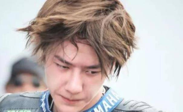 王一博颜值"崩了"!面部发肿皮肤粗糙,被吐槽滤镜忘开?