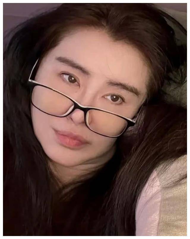 除了这张自拍照以外,王祖贤还晒出了一张在家中的照片.