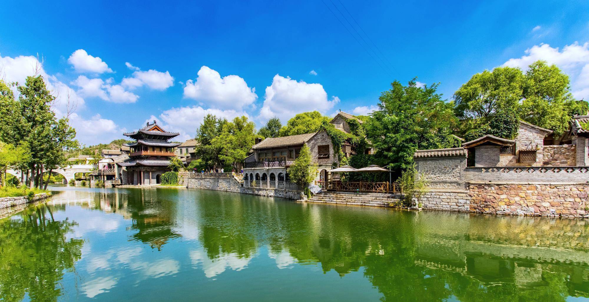 而且外地游客知道的不多,它就是北京密云最近走红的古北水镇,是座在