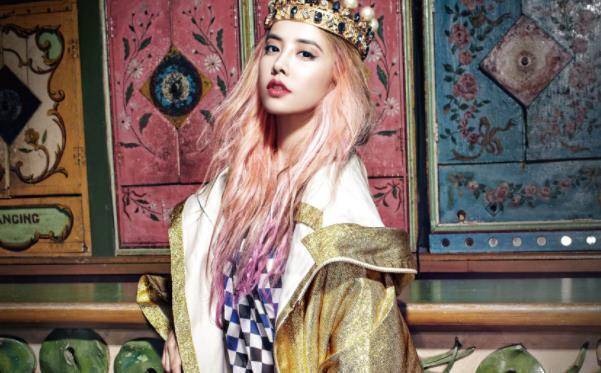 "百变魔女"蔡依林,邀请小s同台飙舞,突然激情亲热吓坏