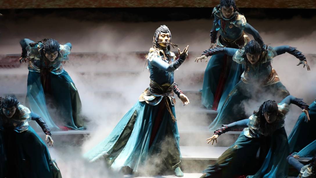 并和胡海泉携手演唱的《朝阳花开》,在理想人声乐团的"阿卡贝拉"和声