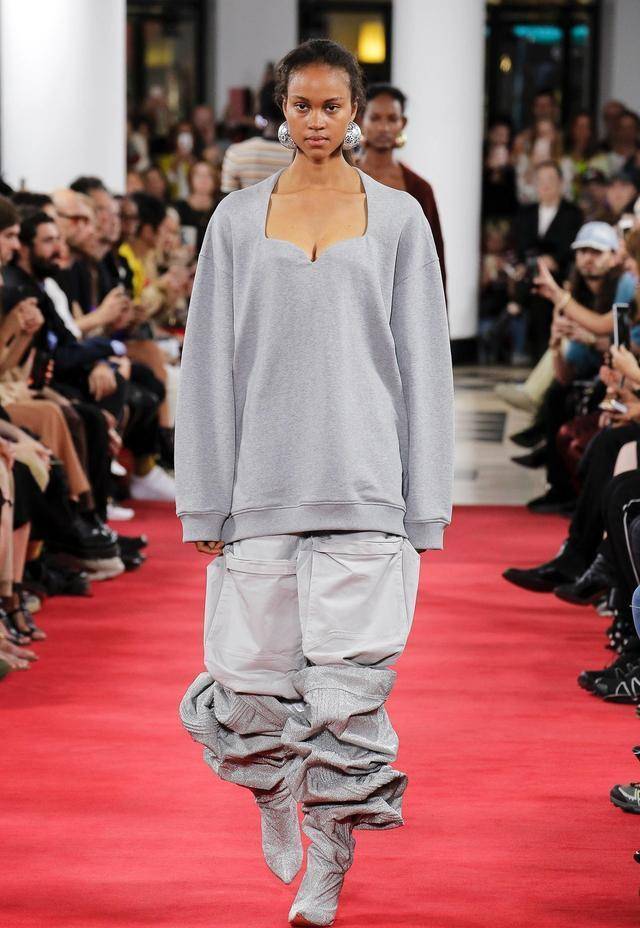 今年v领不受宠了,现在流行小方领了,时髦显瘦,潮人都_