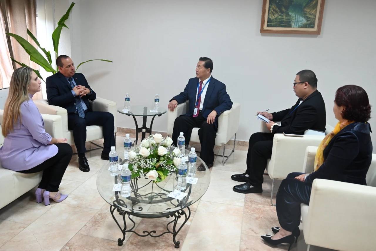 古共中央委员,古巴公共卫生部部长与河北外国语学院董事长,校长亲切