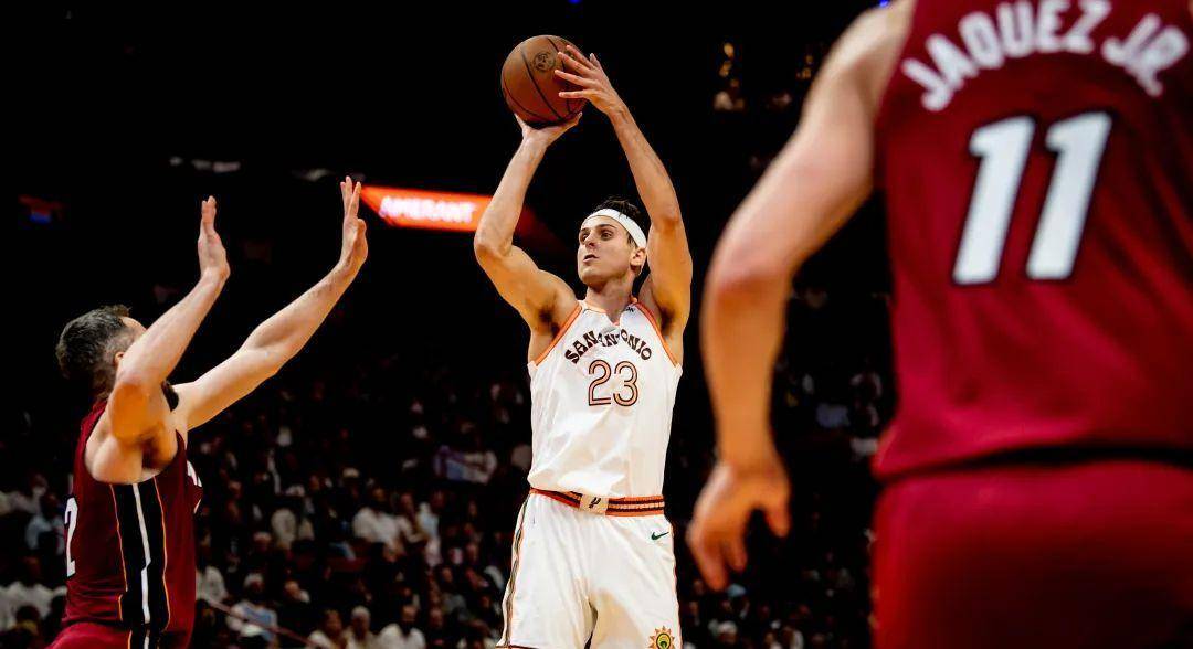 对阵经验丰富的热火队,年轻的马刺队终于交了学费__三