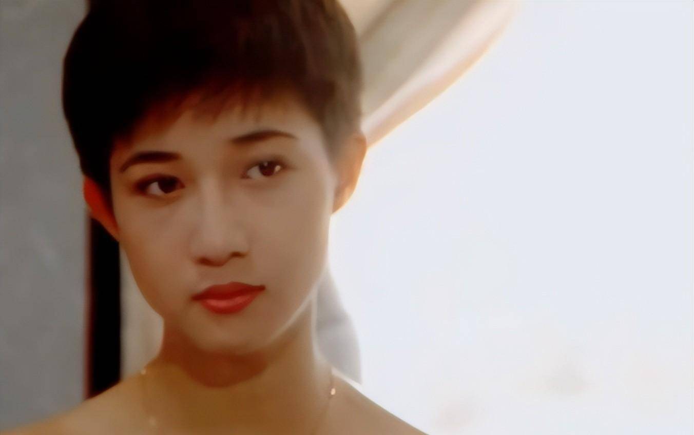 年方二八的吴绮莉身材高挑,模样俊秀,两条大长腿走在路上,都会引起无