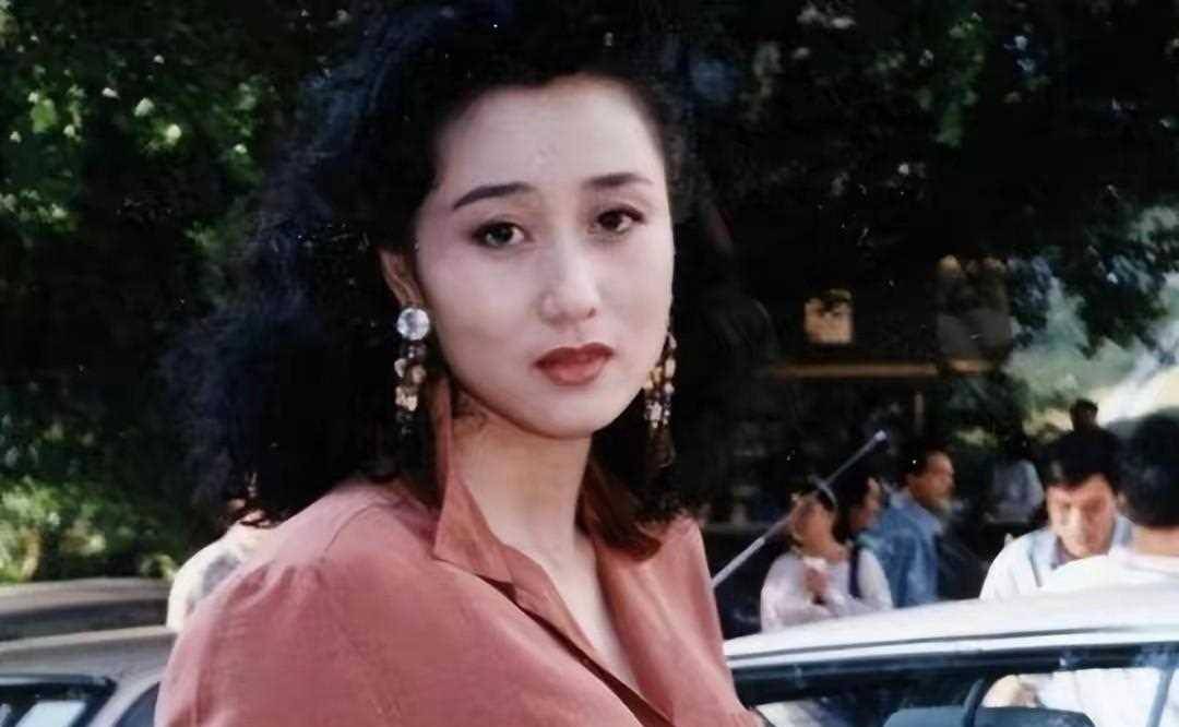 62岁利智近照曝光,美貌颜值不再!陪李连杰和小女儿一