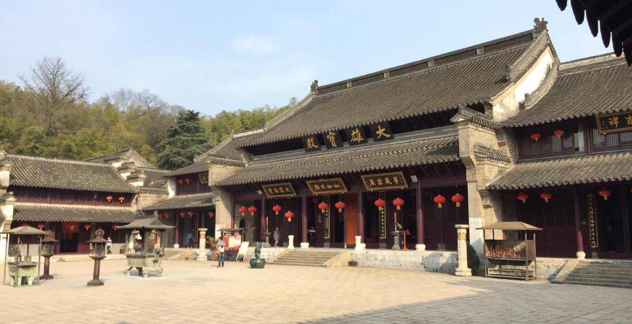 而一般有这种资格的寺庙都有一个戒坛,隆昌寺里就有一个戒坛,其一开始