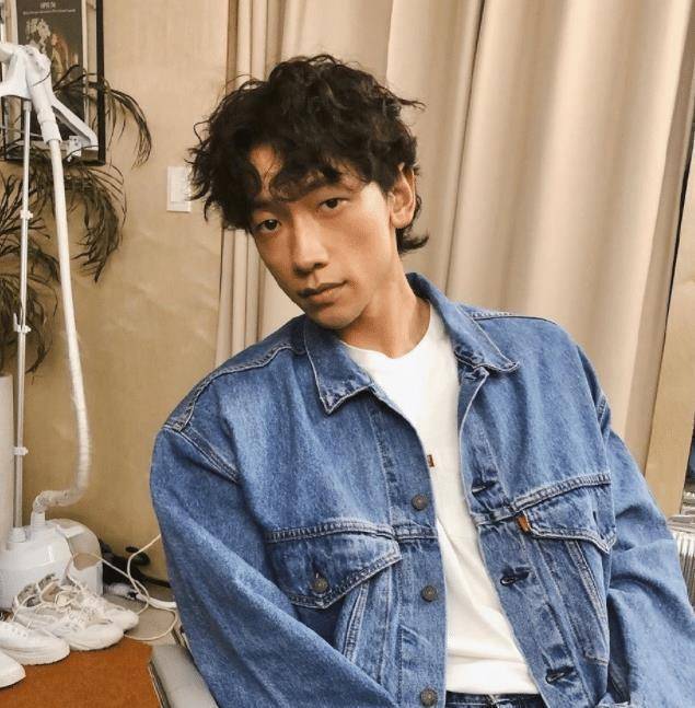 不过也有很多人觉得郑智薰减肥之后的状态显得有点憔悴,照片里面的