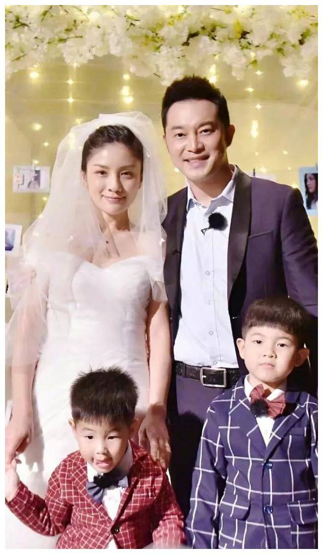 董洁儿子惊艳胡渣,邓超儿子卷发撩人!