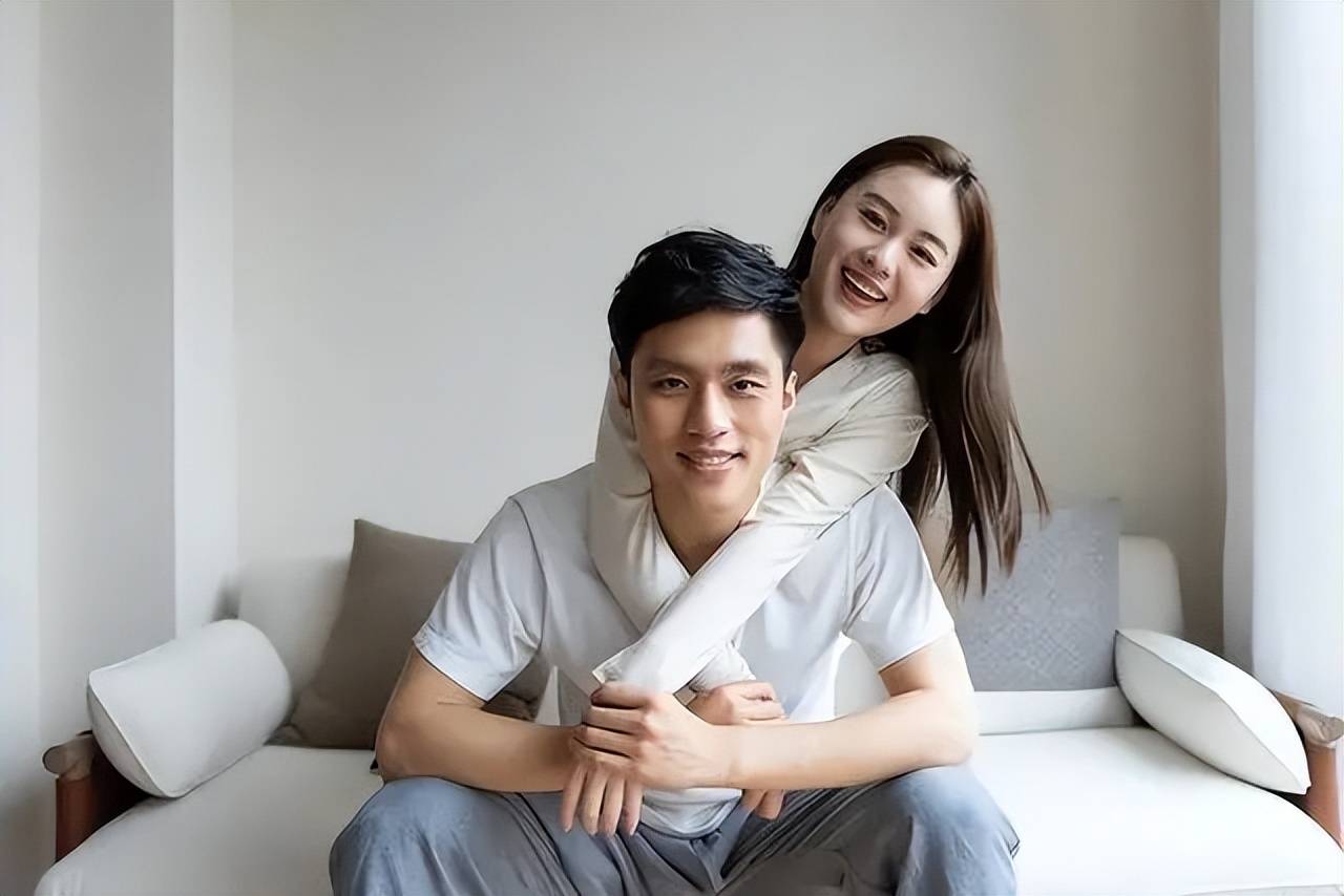 得知小叔子回来过年,丈夫带我去旅游,邻居:你婆婆敲一