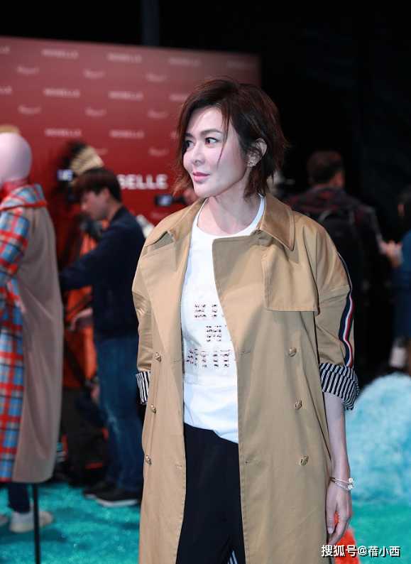 61岁关之琳换了微卷短发减龄15岁,穿风衣 白t恤,完全没有大妈味_造型