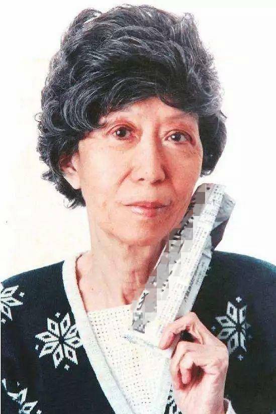 9月30日,骨灰由林式同,张错,高全之,张绍迁,许媛翔等人携带出海,撒于