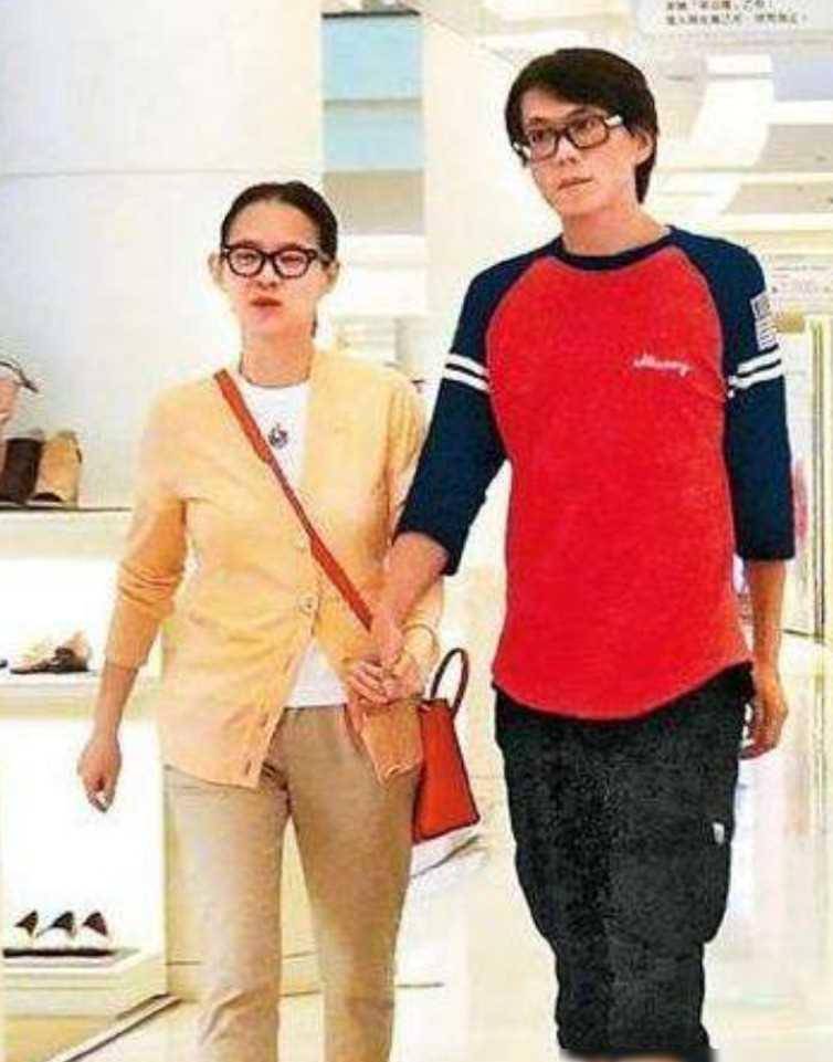 曾志伟50岁女儿老态尽显,未婚未育隐退,去国外旅游过