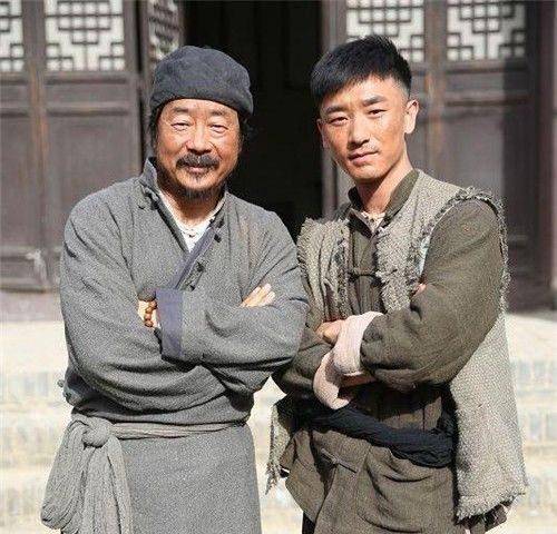 燕子李三多次被抓逃脱,为报复枪杀警察,警方用窑姐将其抓捕枪决