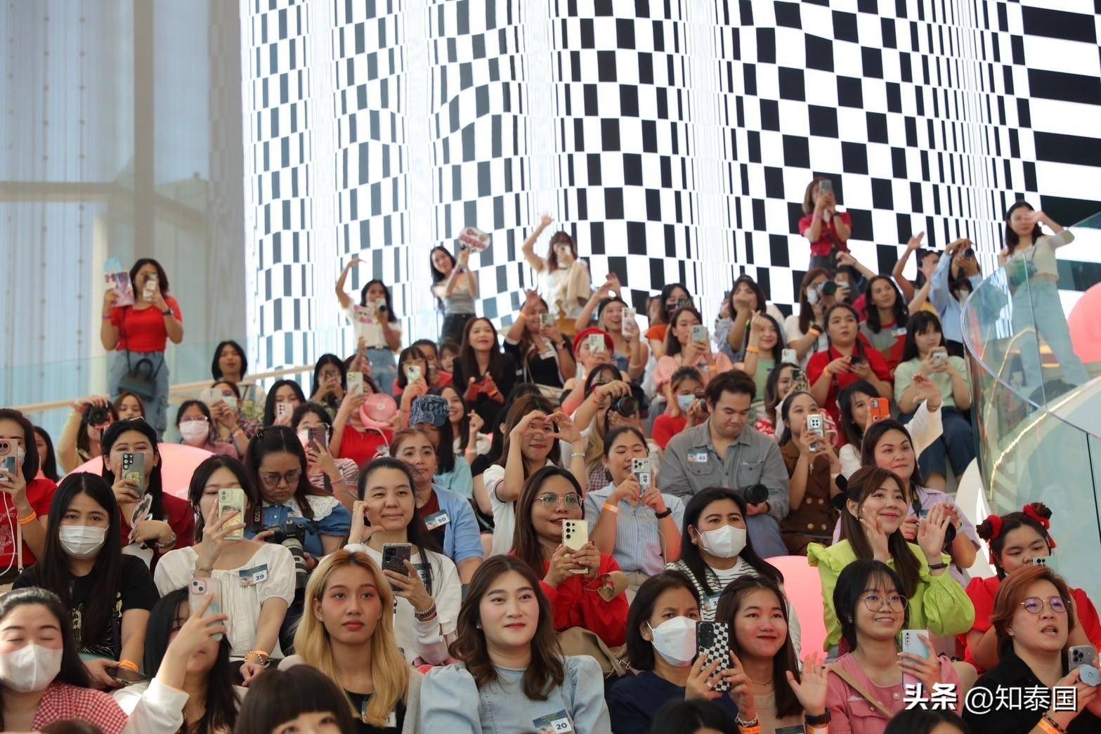 中国男星林一现身暹罗百丽宫送新年祝福!泰粉挤爆商场