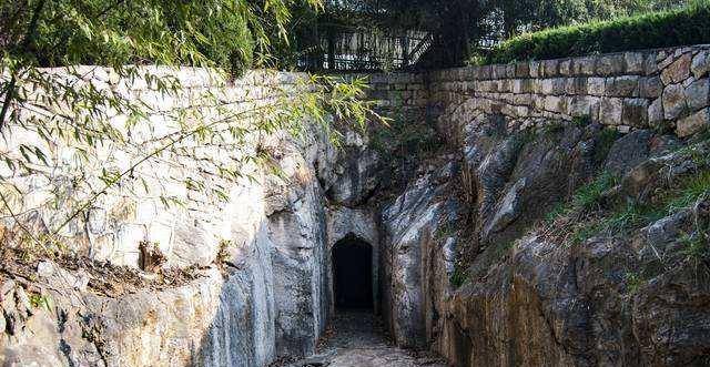 楚王山汉墓群,位于徐州市铜山县大彭镇闸口村南楚王山北路,紧靠着310