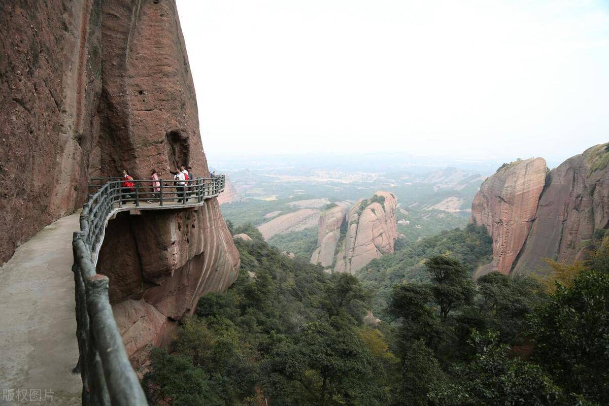 它的四周陡峭险峻,行走时就在悬崖峭壁间,抬头就是土黄色的巍峨山峰