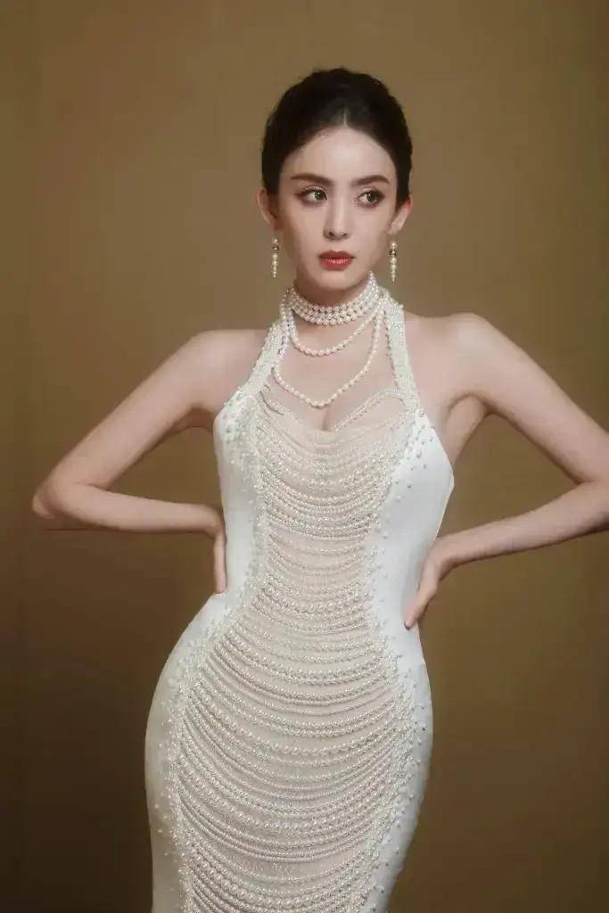 古力娜扎这礼服绝了:穿珍珠挂脖礼裙亮相,网友直呼美得冒泡_时尚_女性