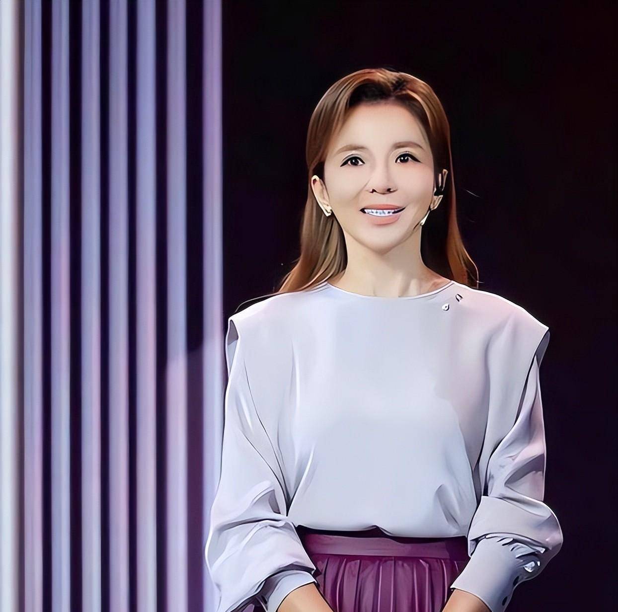 央视一姐朱迅的坎坷人生:2次患癌,7次上春晚,挚爱男人