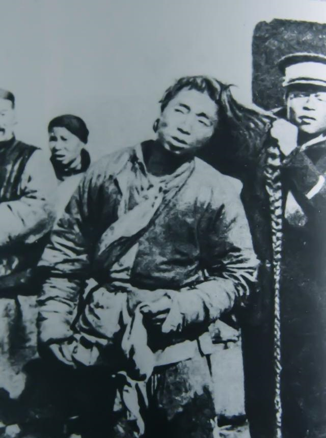 革命军为百姓剪辫子】1912年2月12日,隆裕太后代替年幼的清帝溥仪宣布