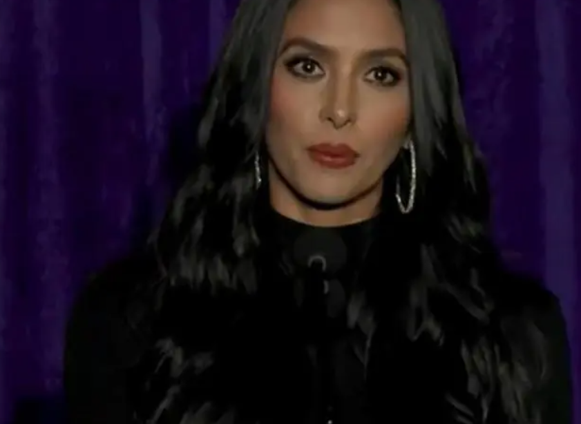 科比再现斯台普斯,加索尔陪伴,遗孀瓦妮莎俏皮致辞,她会再婚吗_雕像