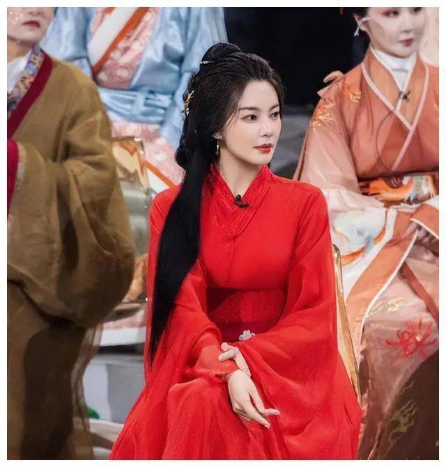 "东方不败"张雨绮晒写真大秀事业线!魔鬼身材性感火辣_傲人_阳台_长裙