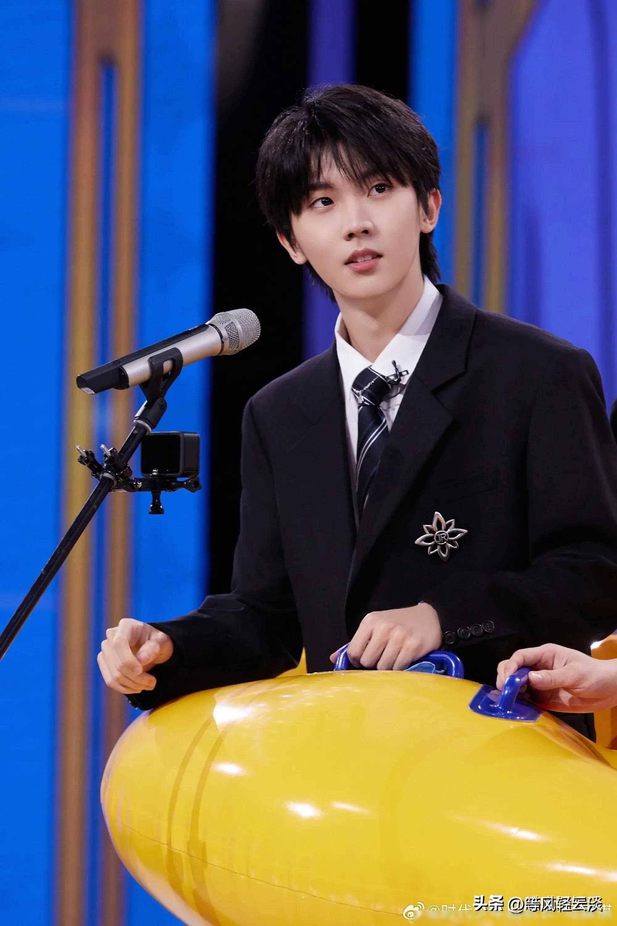 王思聪:我爸王健林,身价1100亿,华晨宇:我爸华富雄1