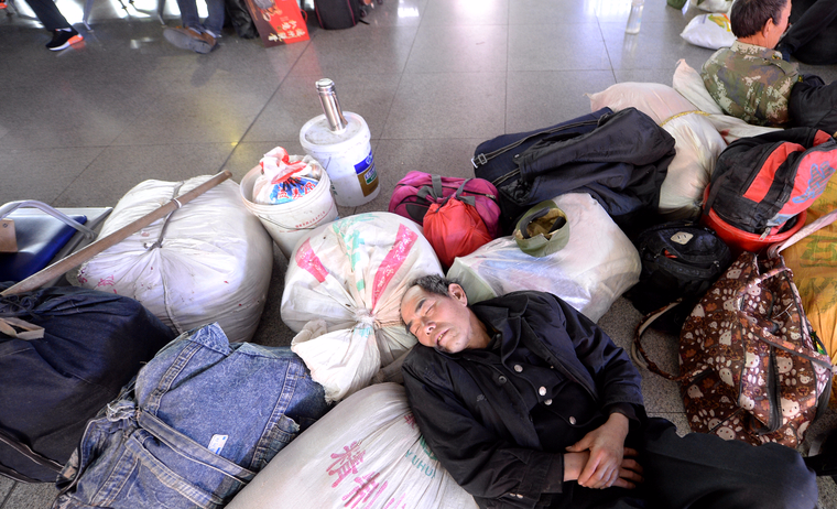 儿子带女友坐火车旅游,看见睡过道的父亲时,儿子泣如