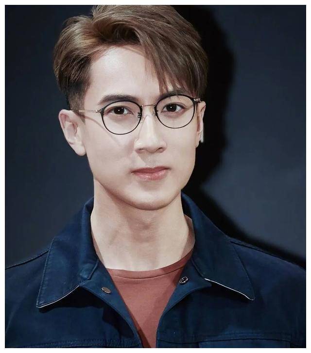 在充满聚光灯的娱乐圈,吴尊用他的言行向人们传递了积极向上的信息无