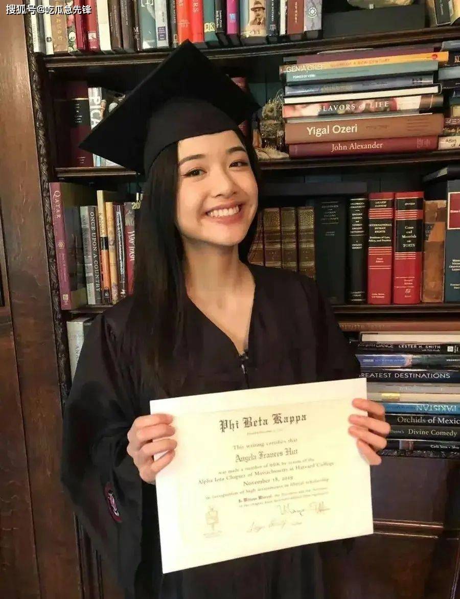 陈冲的两个女儿,许文姗和许文婷,就像是她生命中的两颗璀璨的明珠