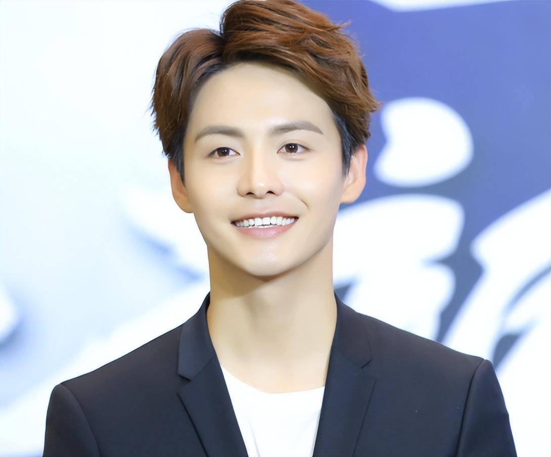 马天宇一直都是不善言辞.为了锻炼胆量,他就报名了《加油,好男儿》.