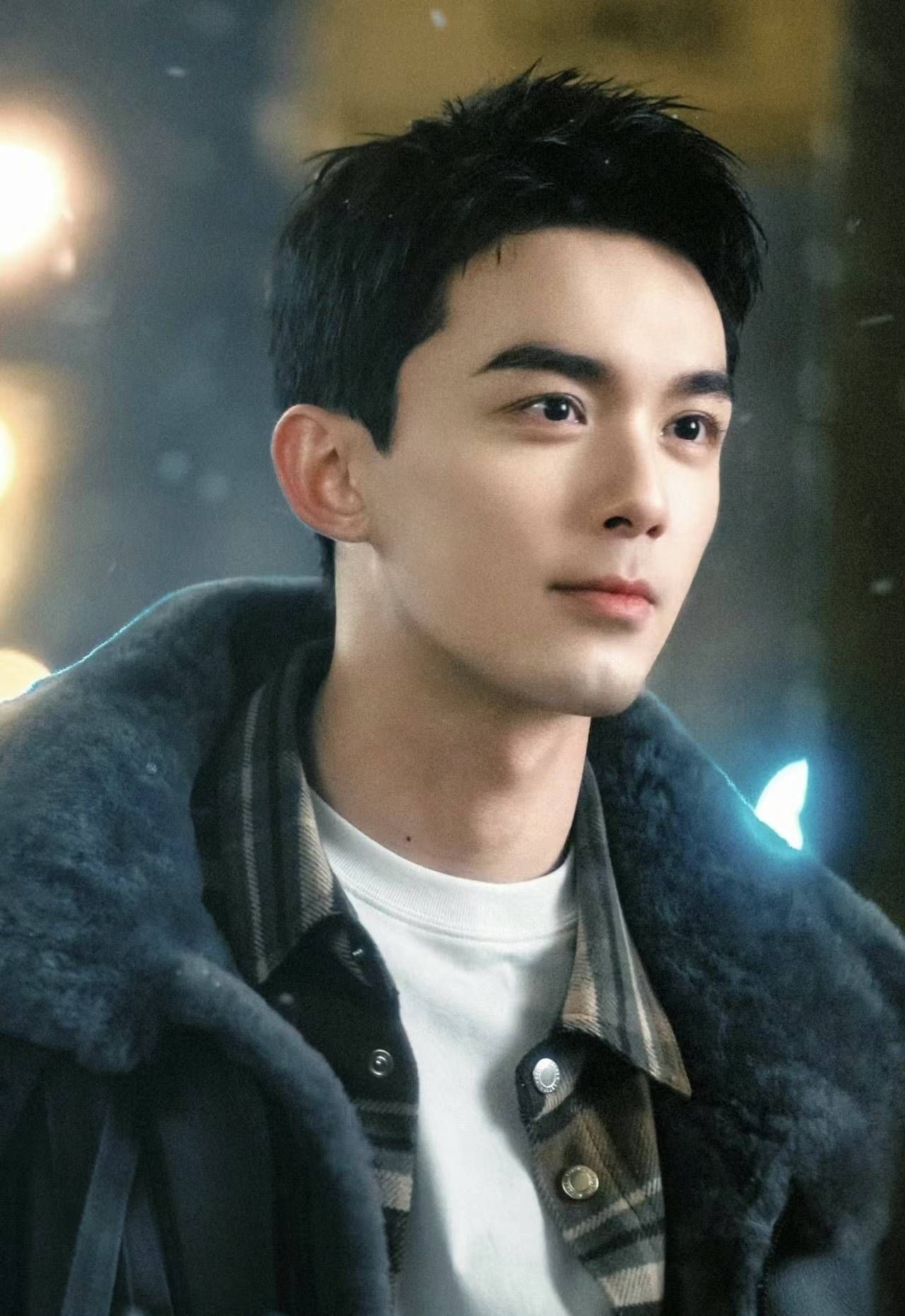 1 李现:李现是一位中国内地男演员,他的外貌英俊,阳光,深受粉丝喜爱