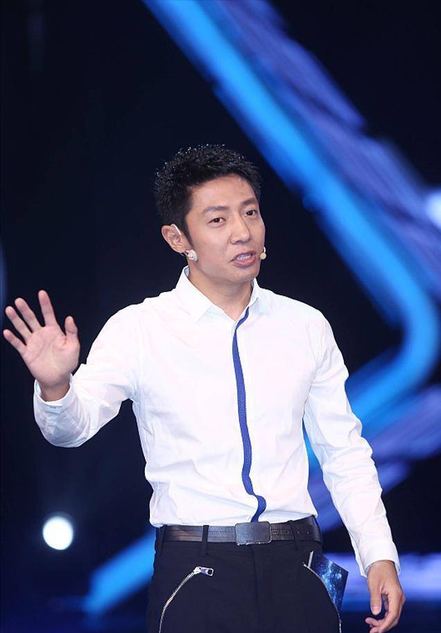 48岁撒贝宁近照曝光,脸上干瘦颧骨突出,张嘴大笑面部变形认不出_变化