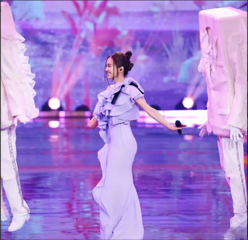 蔡依林时隔22年再登北京卫视春晚,紫色长裙尽显典雅与