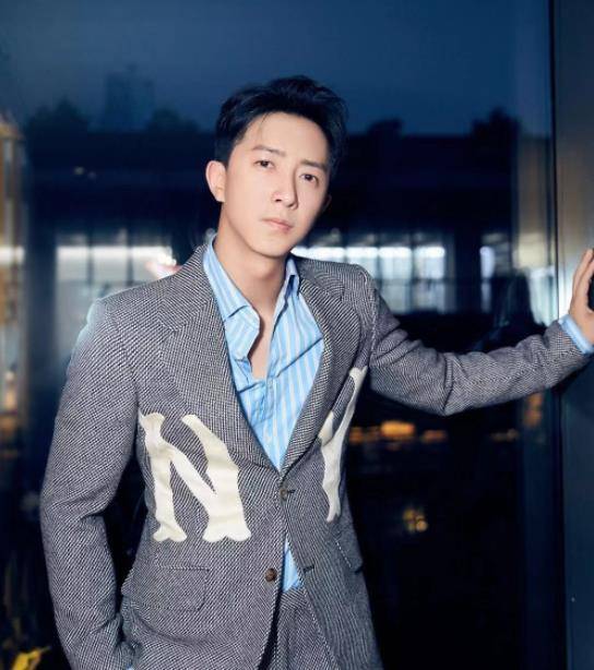 也因为这两次的罢录事件,韩庚的口碑直线下降,之后也没能再掀起什么