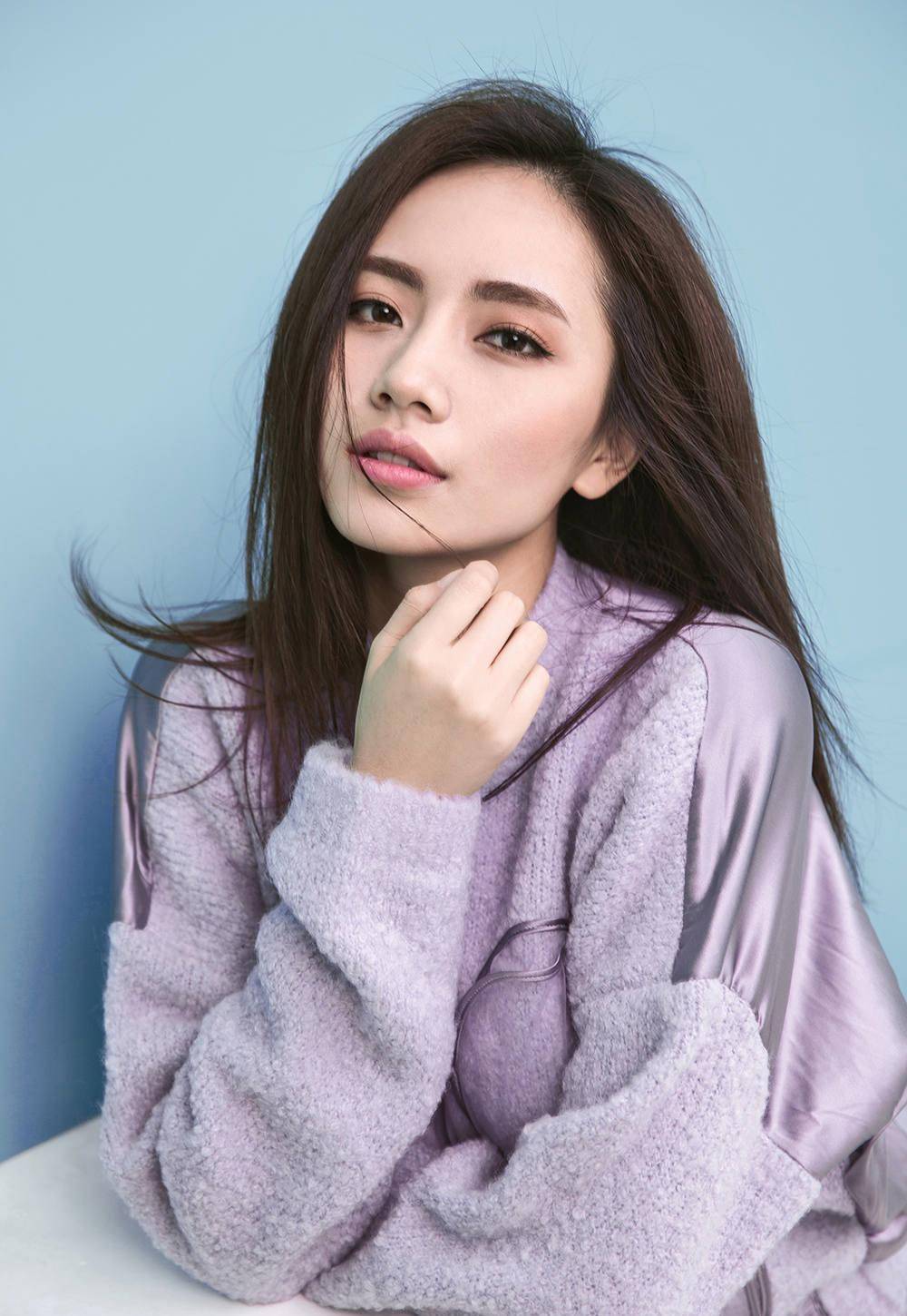 刘惜君的《怎么唱情歌》,《一个人》,《说完》,都有郭顶的作曲,才子的