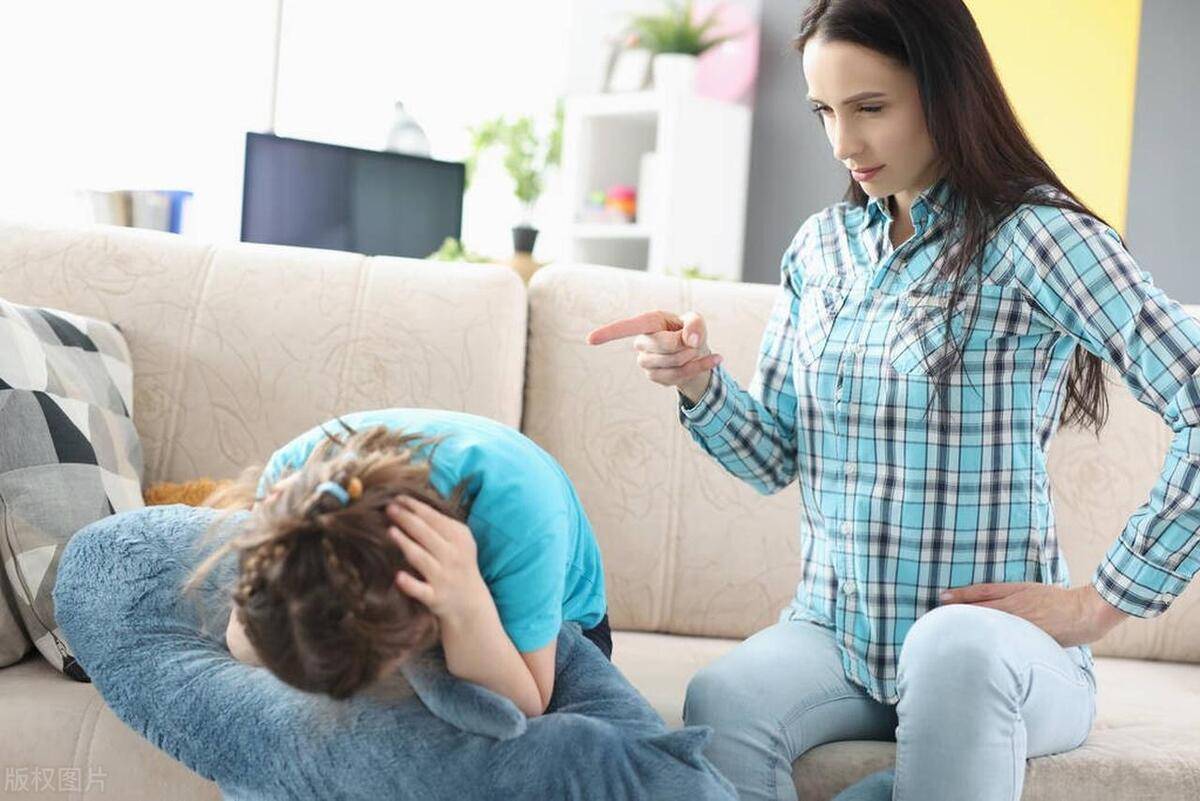 不去后妈家拜年遭父亲暴打!儿子发文澄清亲妈视频有水分,问题出在哪